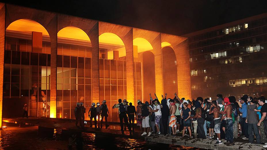 Brasília - Polícia afasta manifestantes que tentavam invadir o Palácio do Itamaraty