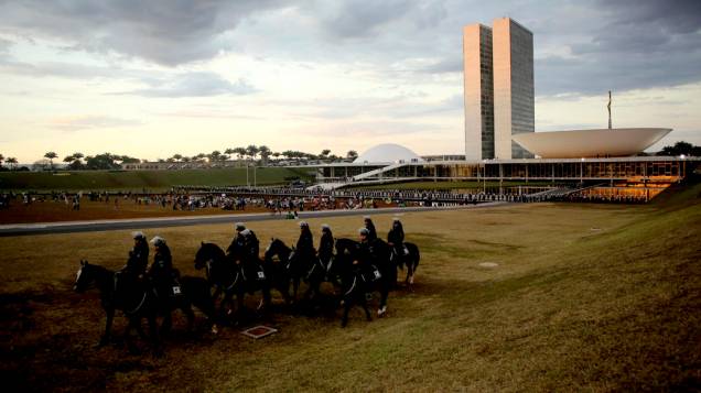 Brasília - Polícia monta guarda em frente ao congresso, enquanto um pequeno grupo de manifestantes protestam, neste sábado (22)