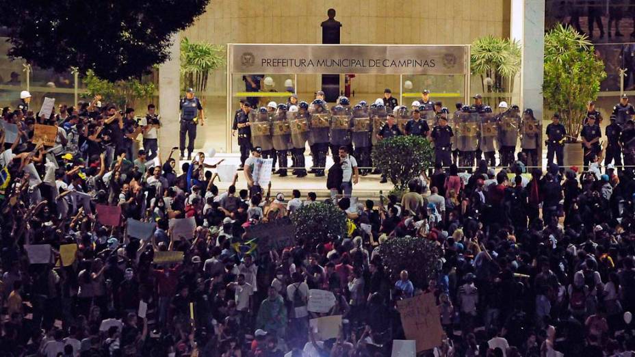 Campinas - Manifestantes em frente da Prefeitura durante protesto contra o aumento das passagens do transporte público