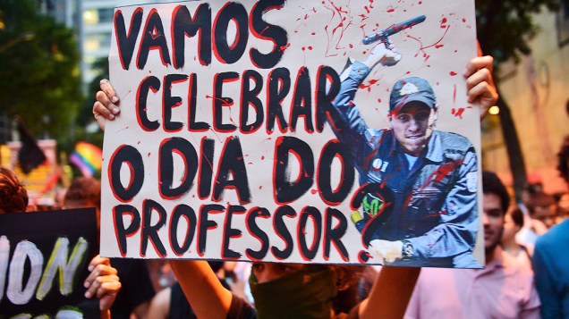 Rio de Janeiro - Manifestantes protestam contra a violência da polícia durante o Dia dos Professores, no centro - (15/10/2013)
