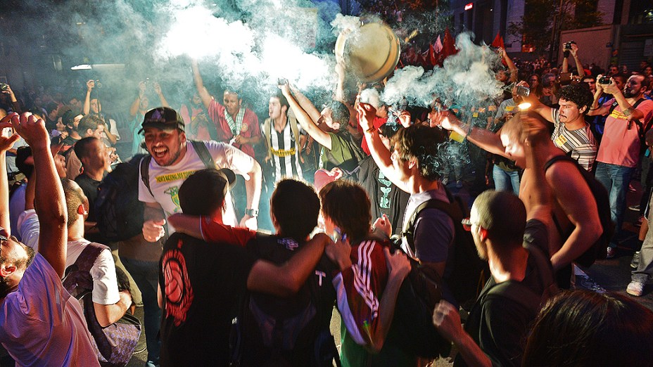Rio de Janeiro - Manifestantes usam sinalizadores durante protesto no Dia dos Professores, no centro - (15/10/2013)