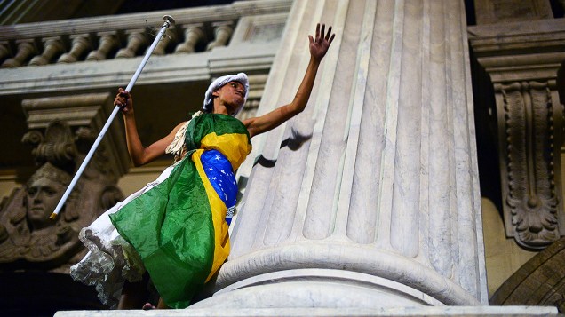 Rio de Janeiro - Manifestante durante protesto no Dia dos Professores, no centro - (15/10/2013)