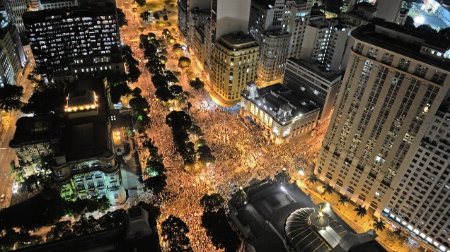 Rio de Janeiro - Manifestantes ocuparam as ruas durante protesto no Dia dos Professores, no centro - (15/10/2013)