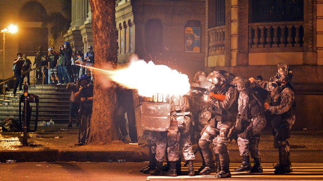 Rio de Janeiro - Policia dispara contra manifestantes, durante protesto no Dia dos Professores, no centro - (15/10/2013)