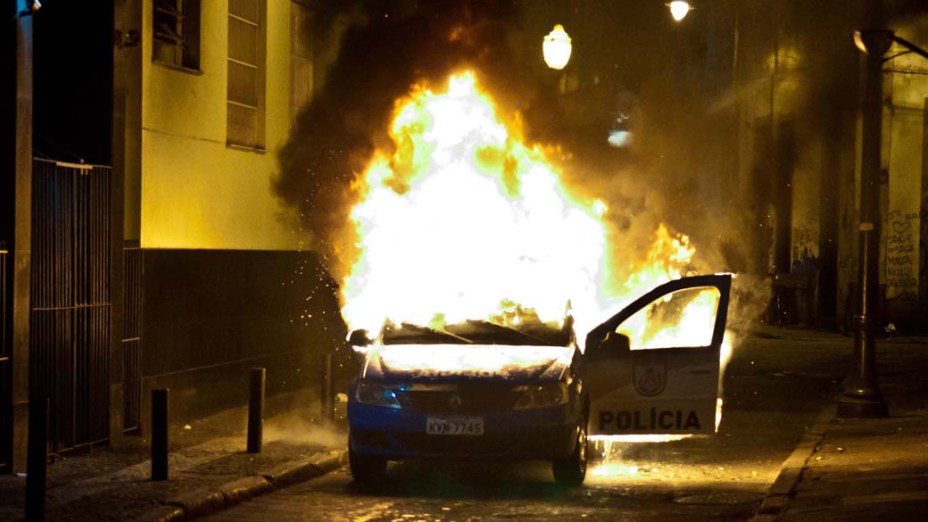 Rio de Janeiro - Uma viatura da polícia foi incendiada durante protesto de professores e integrantes do grupo Black Bloc, no centro - (15/10/2013)