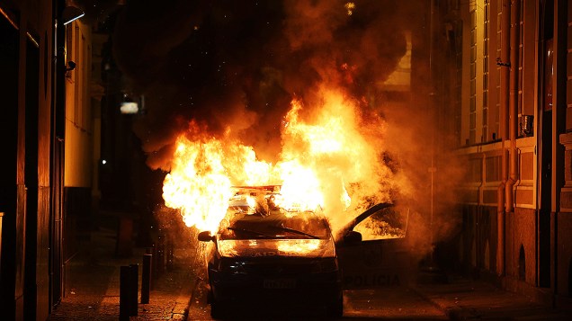 Rio de Janeiro - Uma viatura da polícia foi incendiada durante protesto de professores e integrantes do grupo Black Bloc, no centro - (15/10/2013)