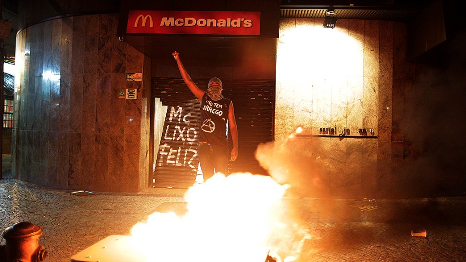 Rio de Janeiro - Protesto de professores e integrantes do grupo Black Bloc, no centro - (15/10/2013)