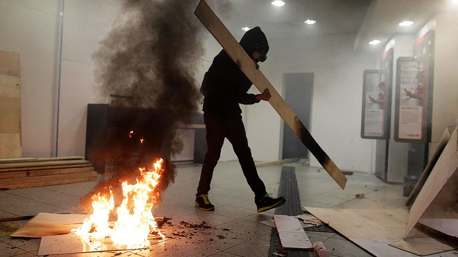 Rio de Janeiro - Protesto de professores e integrantes do grupo Black Bloc, no centro - (15/10/2013)
