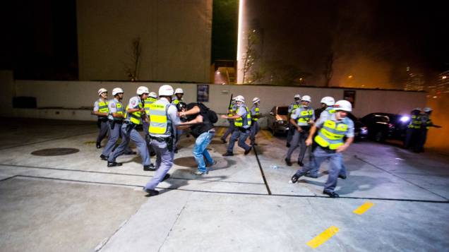 São Paulo - Fotógrafo é retido pela polícia durante manifestação de integrantes do Black Bloc, que invadiram uma loja de móveis, na zona oeste - (15/10/2013)