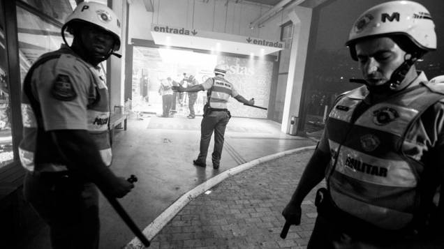 São Paulo - Polícia reprime manifestação de integrantes do Black Bloc, que invadiram uma loja de móveis, na zona oeste - (15/10/2013)