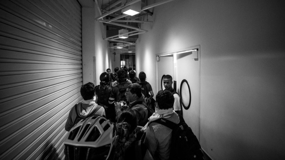 São Paulo - Manifestantes invadem loja de móveis, durante protesto no Dia dos Professores - (15/10/2013)