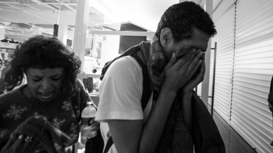 São Paulo - Manifestantes se protegem do gás lacrimogênio, durante protesto no Dia dos Professores - (15/10/2013)