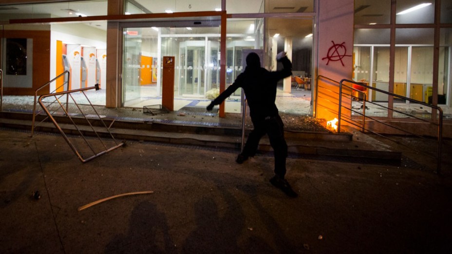 São Paulo - Manifestante quebra uma agência bancária, durante protesto no Dia dos Professores - (15/10/2013)