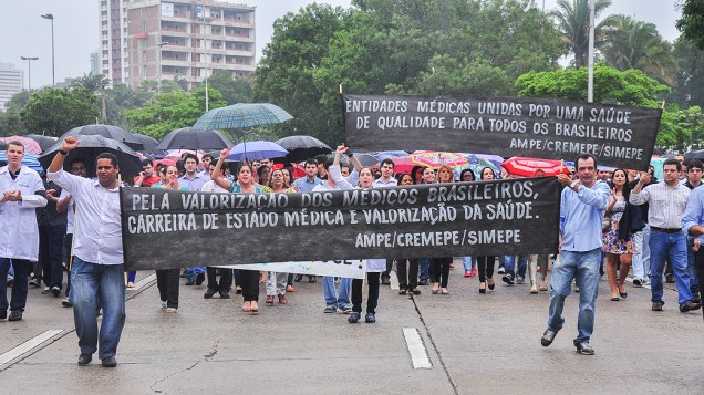 Cerca de 500 médicos realizaram um protesto na praça do Derby, contra o anúncio de contratação de médicos estrangeiros. Houve uma paralisação dos atendimentos pelo Sindicato dos Médicos de Pernambuco (Simepe) em resposta ao anúncio da presidente Dilma Rousseff, no Recife