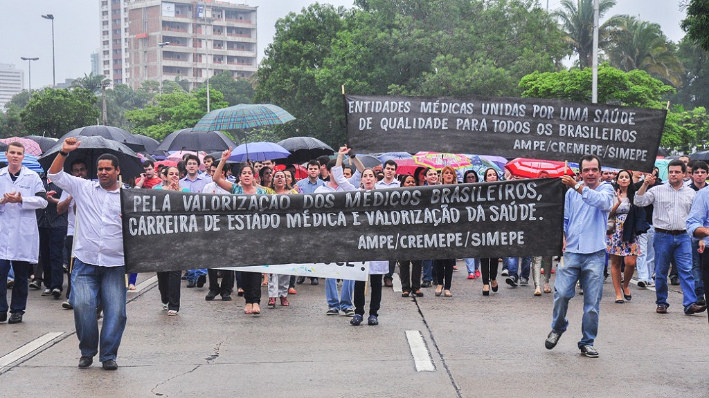 No dia 25 de junho, cerca de 500 médicos realizaram um protesto na praça do Derby, em Pernambuco, contra o anúncio de contratação de médicos estrangeiros