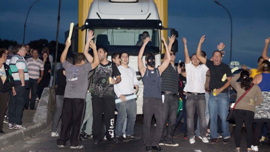 Guarulhos - Manifestantes bloqueiam a Rodovia Dutra durante protesto