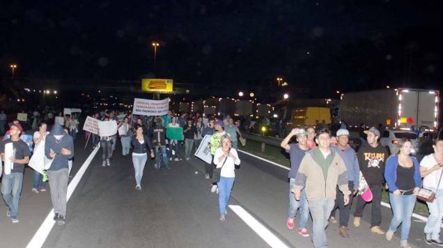 Guarulhos - Manifestantes bloqueiam a Rodovia Dutra durante protesto