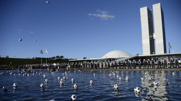 Brasília - Manifestantes chutaram bolas no espelho dágua em frente ao congresso, em protesto nesta quarta-feira (26)