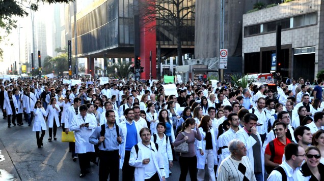 Médicos do SUS realizam protesto na Avenida Paulista contra o baixo investimento do governo brasileiro na saúde pública, em São Paulo