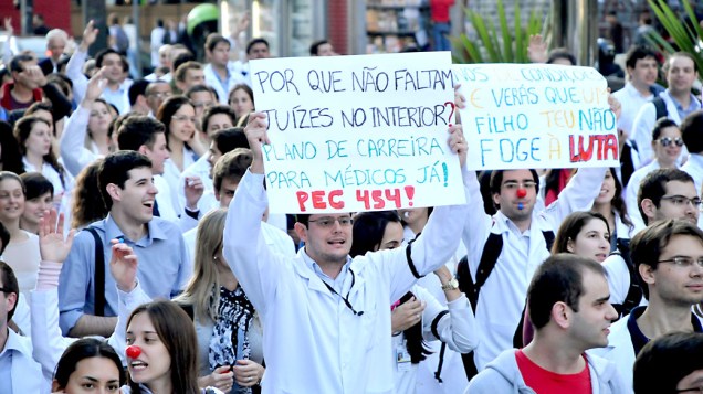 Médicos do SUS realizam protesto na Avenida Paulista contra o baixo investimento do governo brasileiro na saúde pública, em São Paulo