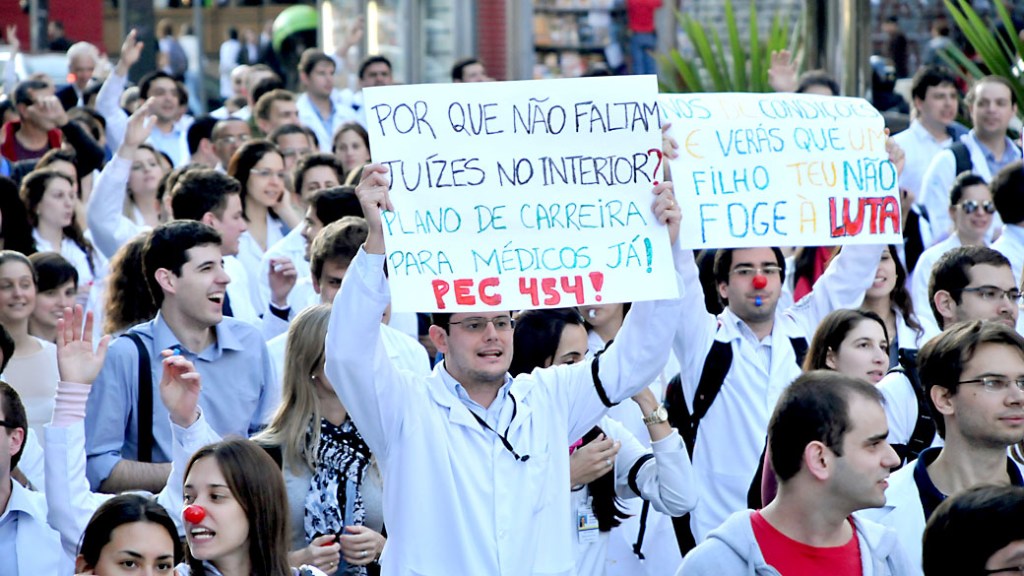 Médicos do SUS realizam protesto na Avenida Paulista, contra o baixo investimento do governo brasileiro na saúde pública, em São Paulo