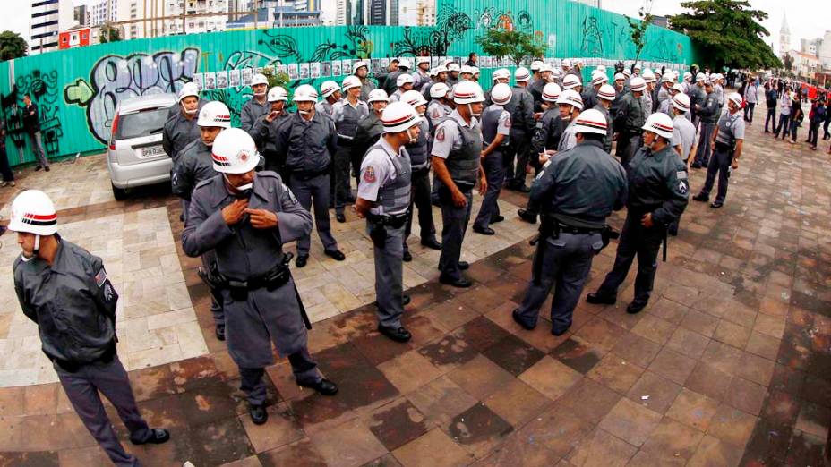 Policias reunidos para acompanhar o protesto contra o aumento das passagens do transporte público