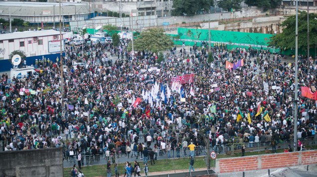 São Paulo - Manifestantes se reúnem no Largo da Batata para protestar contra o aumento das passagens do transporte público