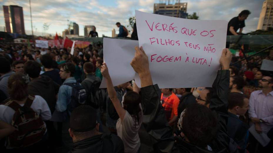 São Paulo - Manifestantes se reúnem no Largo da Batata para protestar contra o aumento das passagens do transporte público