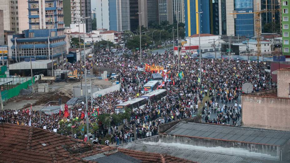 São Paulo - Manifestantes se reúnem no Largo da Batata para protestar contra o aumento das passagens do transporte público