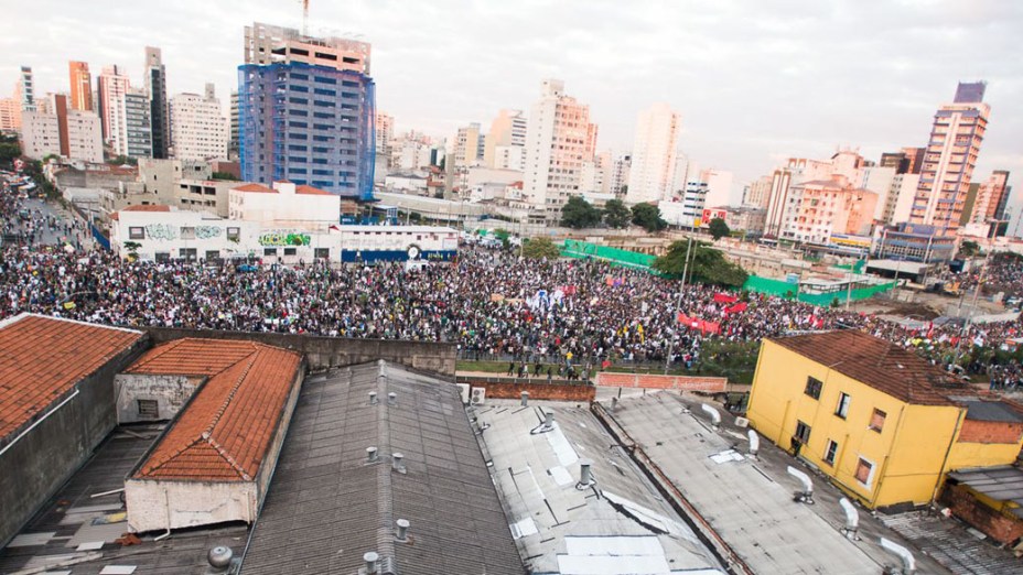 São Paulo - Manifestantes se reúnem no Largo da Batata para protestar contra o aumento das passagens do transporte público
