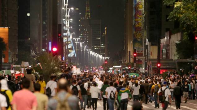São Paulo - Manifestantes chegam na Avenida Paulista, em protesto contra o aumento das passagens do transporte público