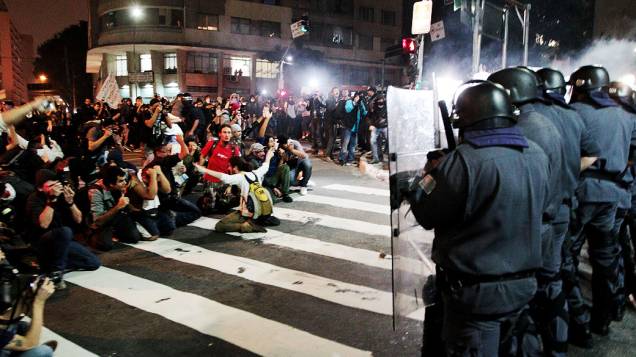 Confronto de policiais e manifestantes durante protesto contra o aumento da tarifa de ônibus, na cidade de São Paulo, nesta quinta-feira (13)