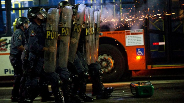 Polícia usa bombas de gás lacrimogêneo e balas de borracha para dispersar manifestantes, no centro de São Paulo, nesta quinta (13)