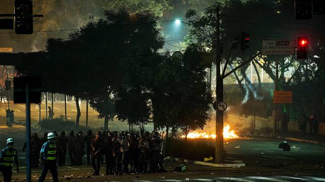 Manifestantes entram em confronto com a polícia durante protestos contra o aumento da tarifa do transporte público em São Paulo, nesta quinta (13)