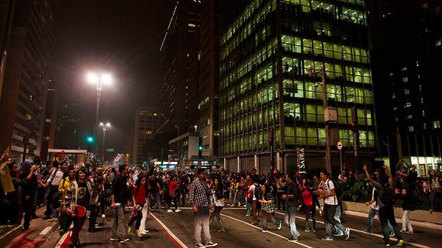 Manifestantes tentam bloquear a Avenida Paulista durante protesto contra o aumento da tarifa do transporte público em São Paulo, nesta quinta (13)
