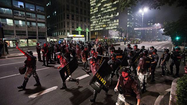 Polícia tenta impedir que os manifestantes ocupem a Avenida Paulista 