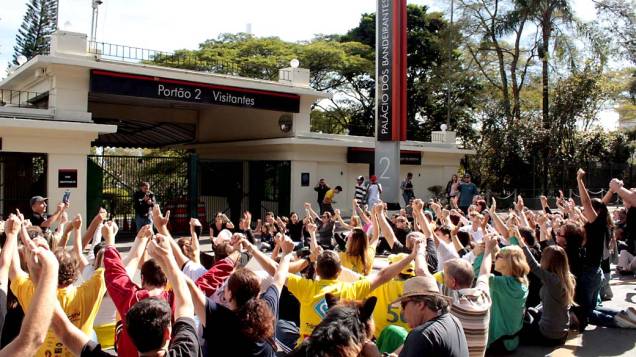 São Paulo - Manifestantes fazem protesto em frente ao Palácio dos Bandeirantes, neste sábado (22)