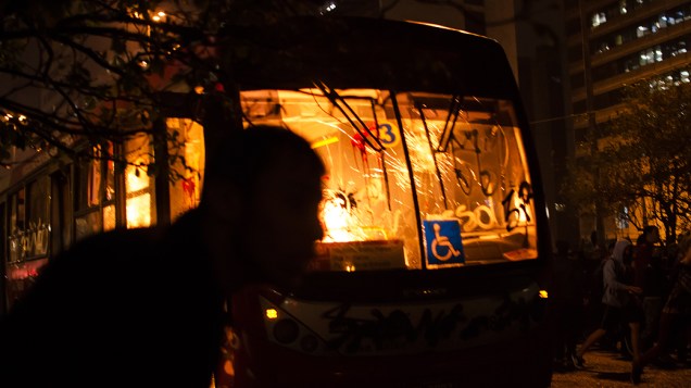 Ônibus incendiado durante protesto nesta terça-feira (11), contra o aumento das tarifas do transporte público na cidade de São Paulo
