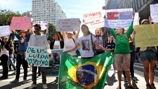 São Paulo - Manifestantes fazem protesto na Paulista, neste sábado (22)