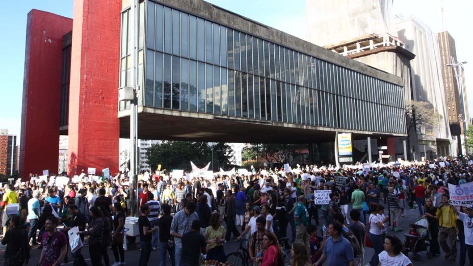 São Paulo - Manifestantes fazem protesto contra a PEC 37, na Avenida Paulista, neste sábado (22)