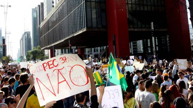 São Paulo - Manifestantes fazem protesto contra a PEC 37, na Avenida Paulista, neste sábado (22)