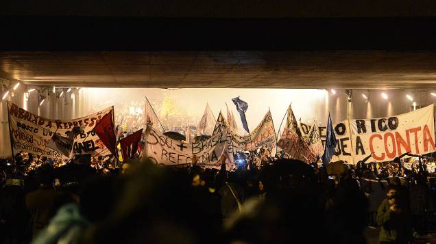 Porto Alegre - Manifestantes fazem protesto contra o aumento da tarifa do transporte público e a corrupção