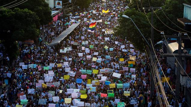 Recife - Milhares de pessoas marcham na Avenida Conde da Boa Vista, no centro de Recife, estado de Pernambuco