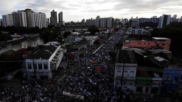 Recife - Milhares de manifestantes marcharam, no centro do Recife para protestar contra os gastos com a Copa do Mundo e contra o governo 
