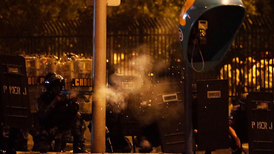 Rio de Janeiro - Manifestantes entram em confronto com a polícia durante protesto, na capital carioca