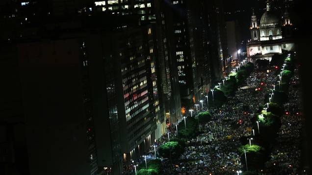 Rio de Janeiro - Milhares de manifestantes se reúnem para protestar nesta quinta feira (20) na capital carioca