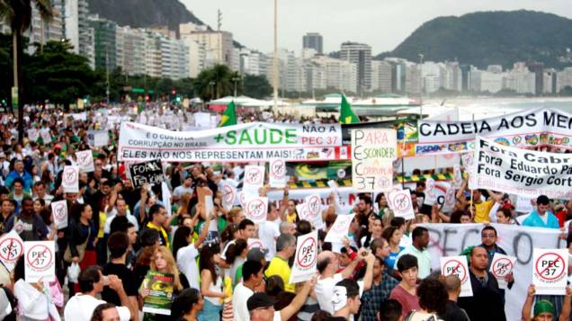Rio de Janeiro - Manifestantes fazem protesto em Copacabana contra a PEC 37