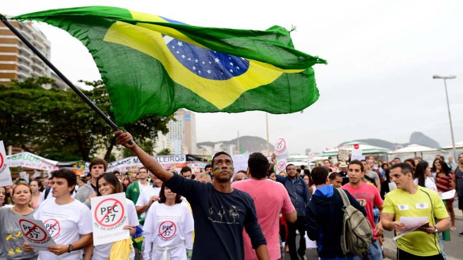 Rio de Janeiro - Manifestantes fazem protesto em Copacabana contra a PEC 37