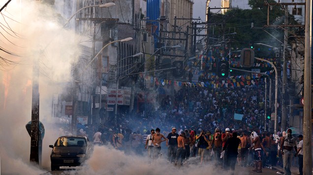 Salvador - Manifestantes bloqueiam o acesso a Arena Fonte Nova, em Salvador antes da partida entre Uruguai e Nigéria pela Copa das Confederações