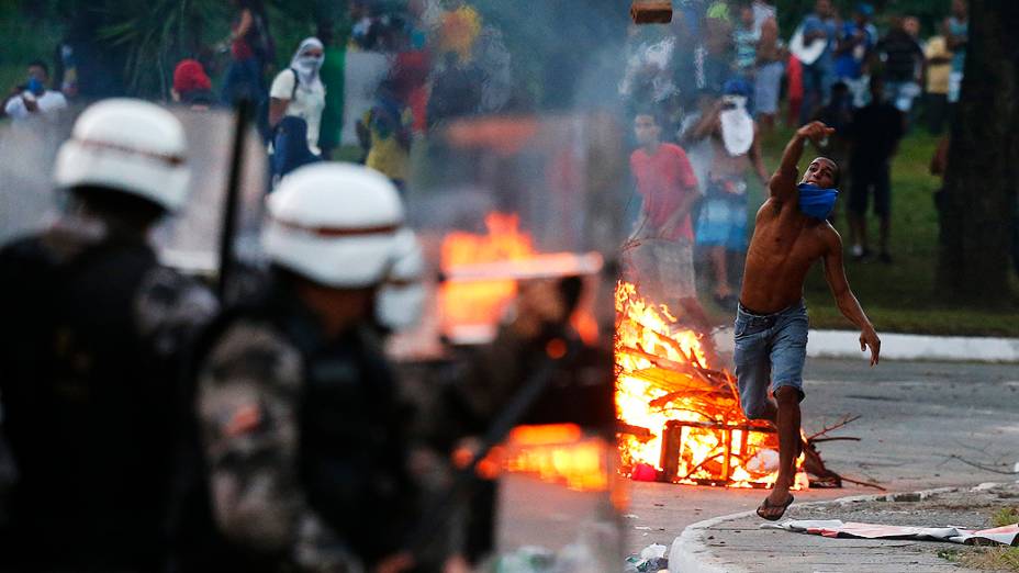 Salvador - Manifestantes entram em confronto com a polícia durante protesto, em Salvador